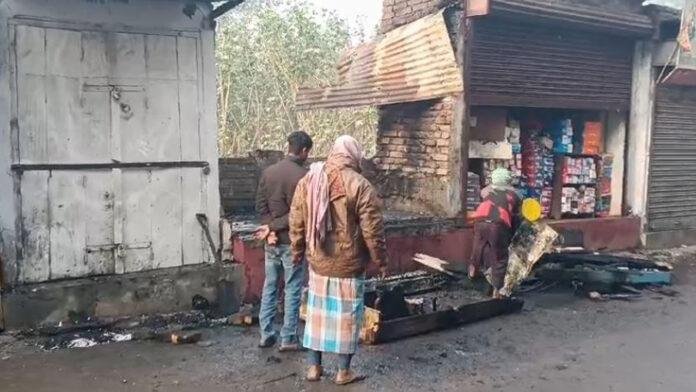 स्टेशन रोड में कपड़े की दुकान में लगी आग, 4 लाख की संपत्ति जलकर खाक