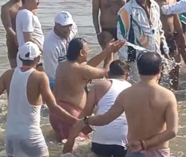 संगम में रविवार को डुबकी लगाने के बाद भगवान सूर्य को अर्घ्य देते सपा मुखिया अखिलेश यादव।