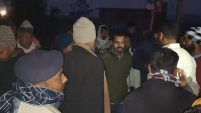 लूट लिया मोटरसाइकिल और पैसे, पुलिस देखती रही तमाशा