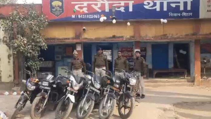 चोरी की बाइक और हथियार के साथ 6 अपराधी गिरफ्तार