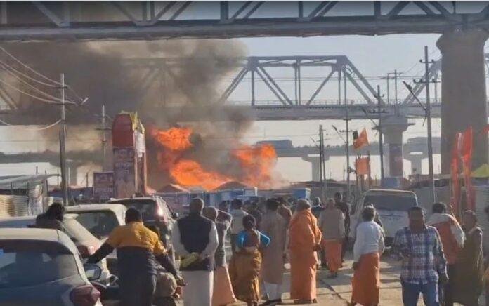 fire 8 महाकुंभ मेला क्षेत्र में लगी आग का दृश्य।
