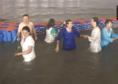 महाकुंभ के पहले दिन संगम तट पर डुबकी लगाते विदेशी पर्यटक। 