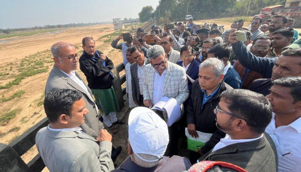 Palamu : अमानत सिंचाई योजना के बराज स्थल का वित्त मंत्री राधाकृष्ण किशोर ने किया निरीक्षण, दिये ये निर्देश... Palamu : निरीक्षण के दौरान वित्तमंत्री