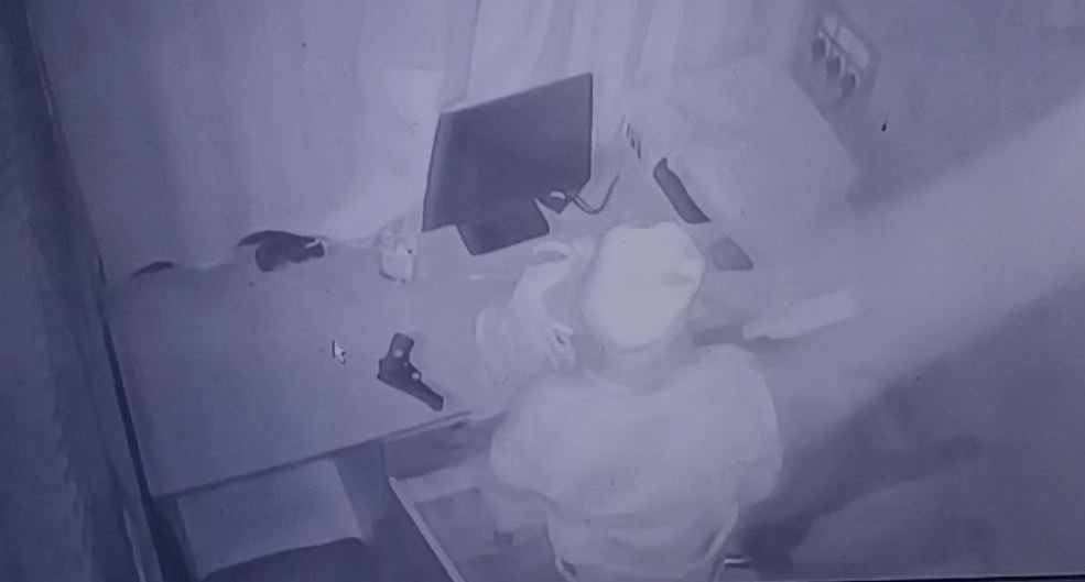 Pakur Crime : खिड़की का ग्रील तोड़कर ऑफिस के अंदर घुसे और 4 लाख नगद लेकर फरार, जांच में जुटी पुलिस...