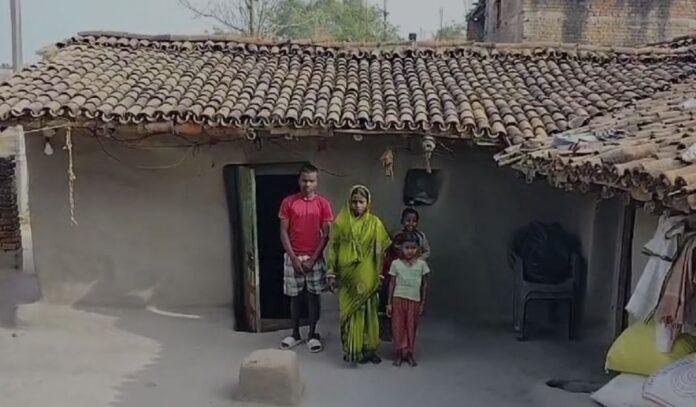 jeyop-min Giridih : अबुआ आवास योजना में घूस नहीं देने पर सूची से लाभुकों का नाम काटा ! बीडीओ से लगाई गुहार...