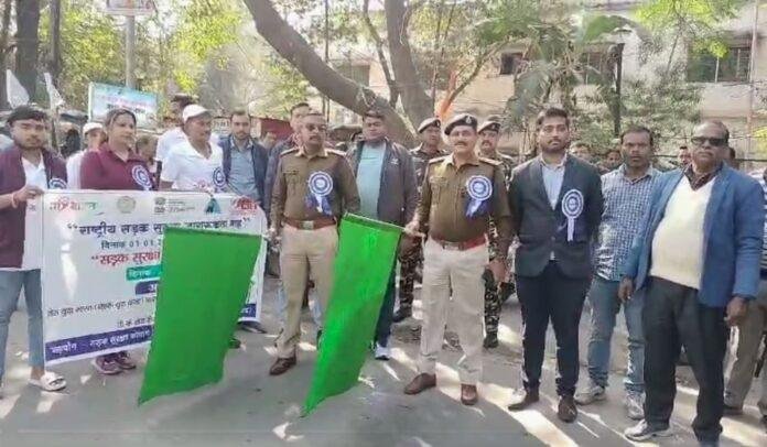 Dhanbad : SSP ने दिखाई यातायात जागरूकता रैली को हरी झंडी, शहरवासियों से की यह अपील...
