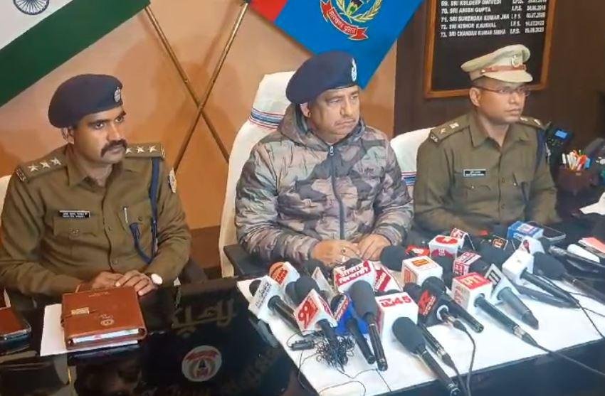 Ranchi : जमीन कारोबारी मधुसूदन राय हत्याकांड का पर्दाफाश, 4 आरोपी गिरफ्तार, इस वजह से हुई थी हत्या... Ranchi : मामले की जानकारी देते एसएसपी चंदन कुमार सिन्हा