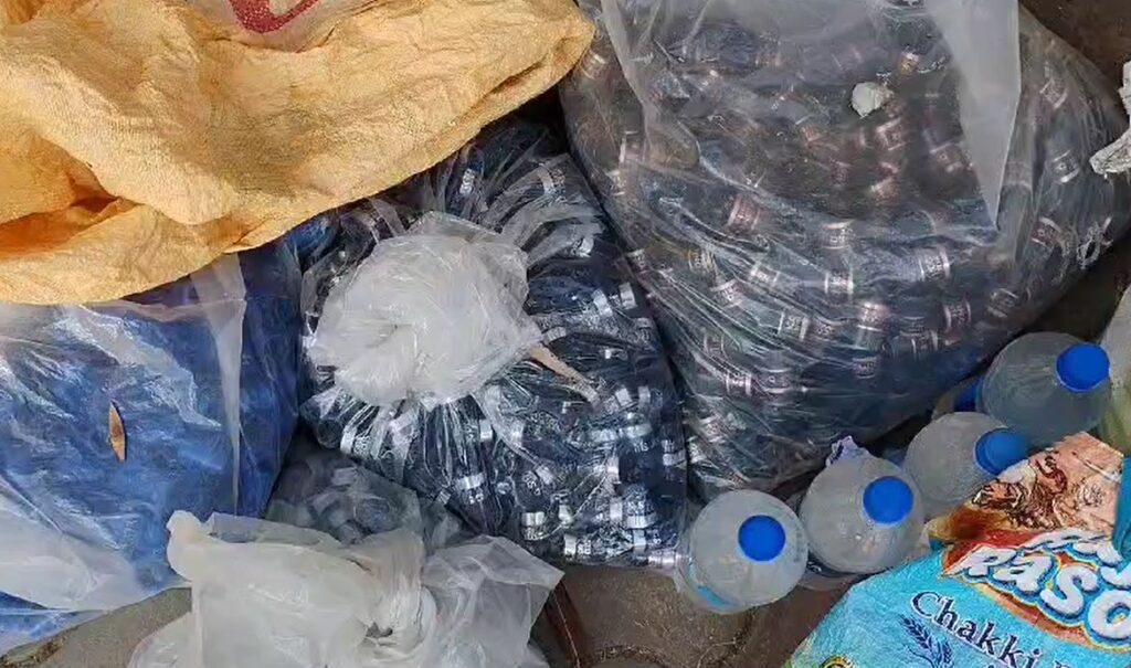 Hazaribagh : होटल में चल रहा था अवैध शराब का धंधा, होटल संचालक समेत तीन धराए... 3 22Scope News ly67 min 22Scope News