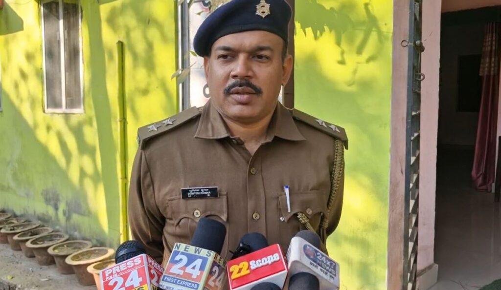 Hazaribagh : होटल में चल रहा था अवैध शराब का धंधा, होटल संचालक समेत तीन धराए... 1 22Scope News Hazaribagh : मामले की जानकारी देती पुलिस