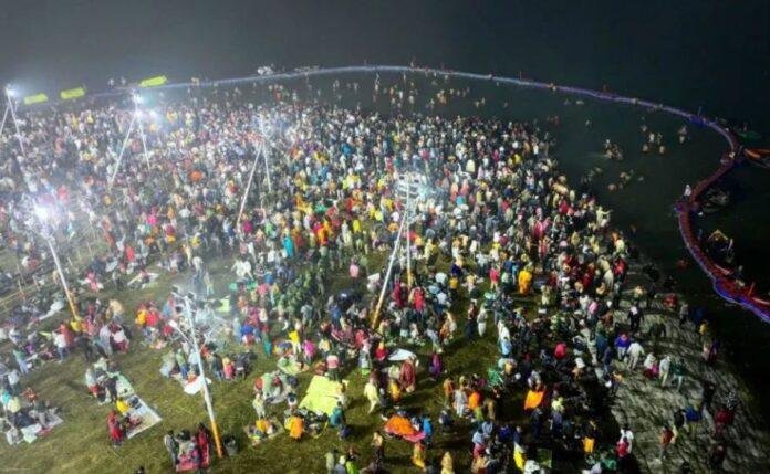 mahakumbh 2025 dip यूपी के प्रयागराज में संगम तट पर सोमवार को महाकुंभ 2025 का भव्य आगाज।