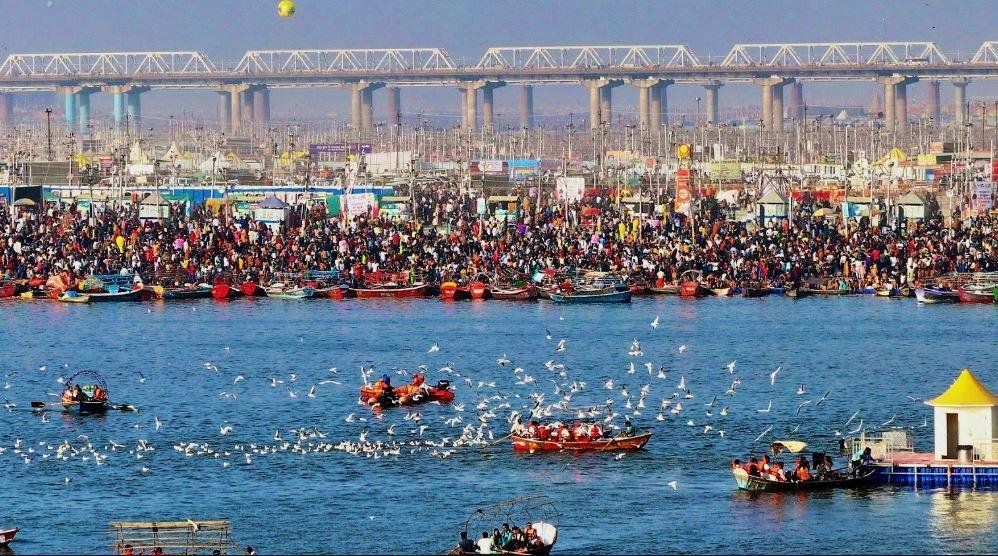 महाकुंभ में मौनी अमावस्या से पहले संगम में डुबकी लगाने को उमड़ा भक्तों का सैलाब। 