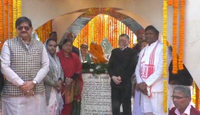 Dhanbad : राज्यपाल संतोष गंगवार ने दी जाबांज एसपी शहीद रणधीर प्रसाद वर्मा को श्रद्धांजलि