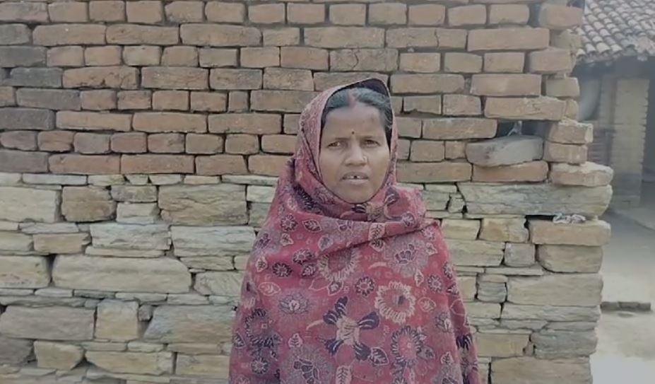 Giridih : जानकारी देती महिला