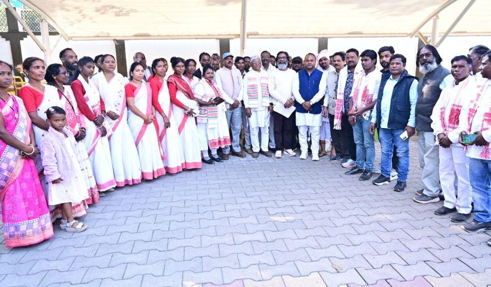 Ranchi : सीएम से मुलाकात के दौरान प्रतिनिधिमंडल