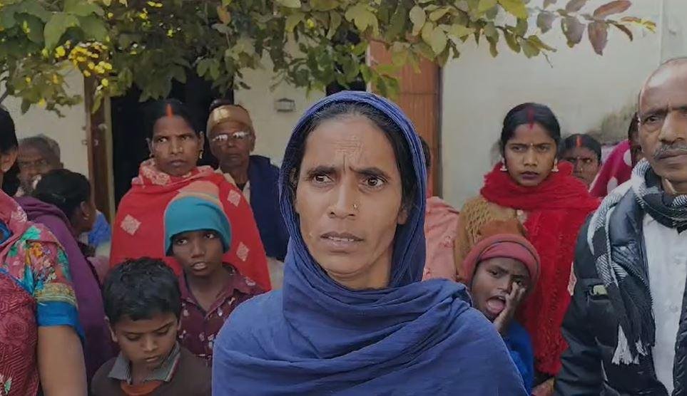 Giridih : हंगामा करती महिलाएं