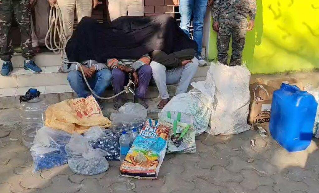 Hazaribagh : होटल में चल रहा था अवैध शराब का धंधा, होटल संचालक समेत तीन धराए... 2 22Scope News Hazaribagh : जब्त शराब के साथ आरोपी