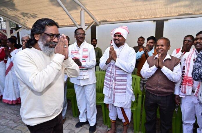 Ranchi : सीएम हेमंत सोरेन को सिरसी-ता-नाले दर्शन यात्रा का आमंत्रण, राजी पड़हा सरना प्रार्थना सभा के प्रतिनिधिमंडल ने की मुलाकात...