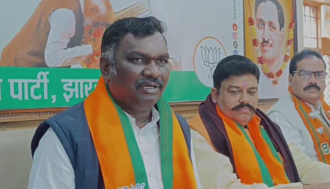 Jharkhand Politics : संविधान गौरव अभियान के जरिये बाबा साहब के संदेश और कांग्रेस के द्वारा किये अपमान को जनता तक पहुंचाएगी बीजेपी-अमर बाउरी