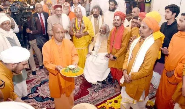 Ayodhya से CM Yogi का आह्वान - एक बार संगम में डुबकी जरूर लगाएं, देखें सनातन के बढ़े गौरव का मूर्त रूप... अयोध्या में सीएम योगी आदित्यनाथ।