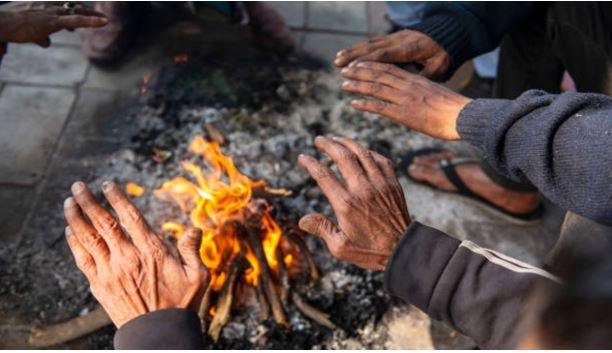 उत्तर भारत में कडाके की ठंड में अलाव ही सहारा।