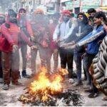 अलाव तापते लोग 22Scope News