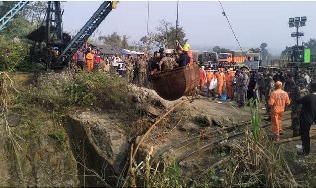 असम के कोयला खदान में अब भी 8 फंसे, एक श्रमिक का शव निकला असम के पास दीमा हसाओ जिले में कोयला खदान में पानी भरने के बाद फंसे श्रमिकों को निकालने में जुटीं सेना और एनडीआरएफ की टीमें।