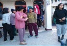 उत्तराखंड में भूकंप के बाद दहशत में घरों से बाहर निकले लोग।