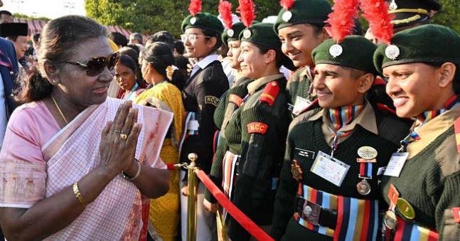 गणतंत्र दिवस पर राष्ट्रपति भवन में आयोजित समारोह में एनसीसी कैडेट्स संग राष्ट्रपति द्रौपदी मुर्मू । 