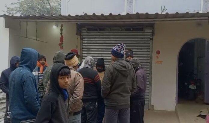 Giridih Crime : बिरनी में बंदूक का भय दिखाकर व्यावसायी के घर से लाखों की डकैती, लकड़ी के सहारे...