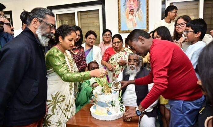 Shibu Soren Birthday : दिशोम गुरु शिबू सोरेन ने मनाया बर्थडे, सीएम हेमंत सोरेन सहित कई नेता मौजूद...