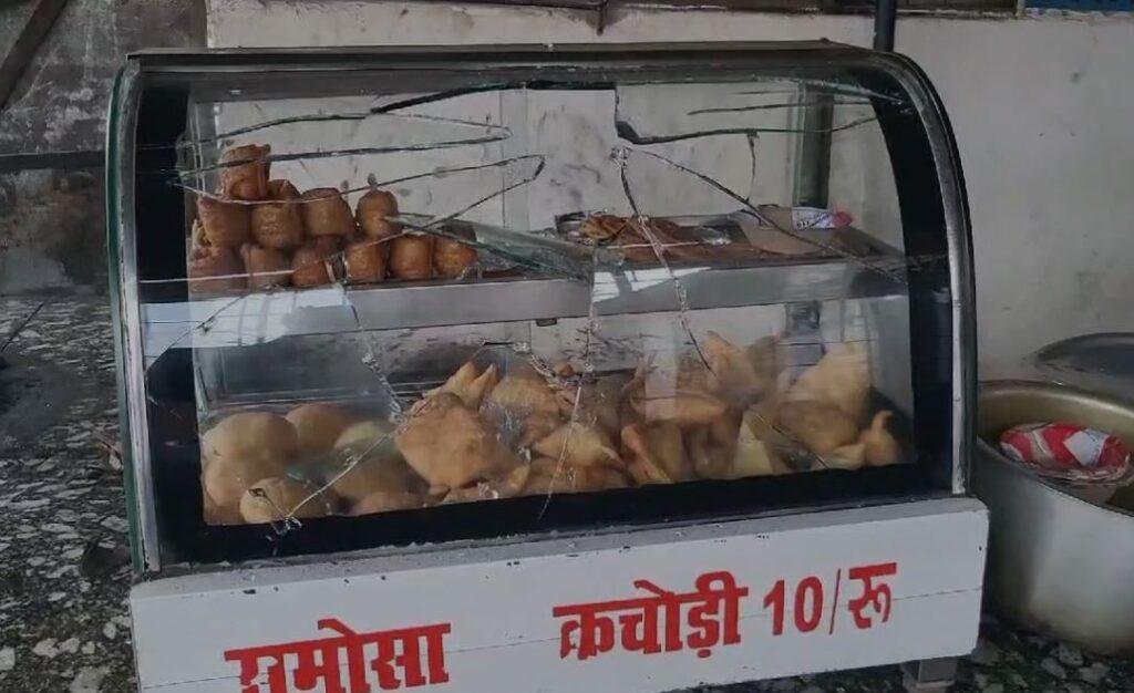 Hazaribagh : सनकी युवक ने मचायी तबाही, दो दुकानों में घुसकर तोड़फोड़ और मारपीट, 4 घायल... | 22Scope News Hazaribagh : क्षतिग्रस्त दुकान