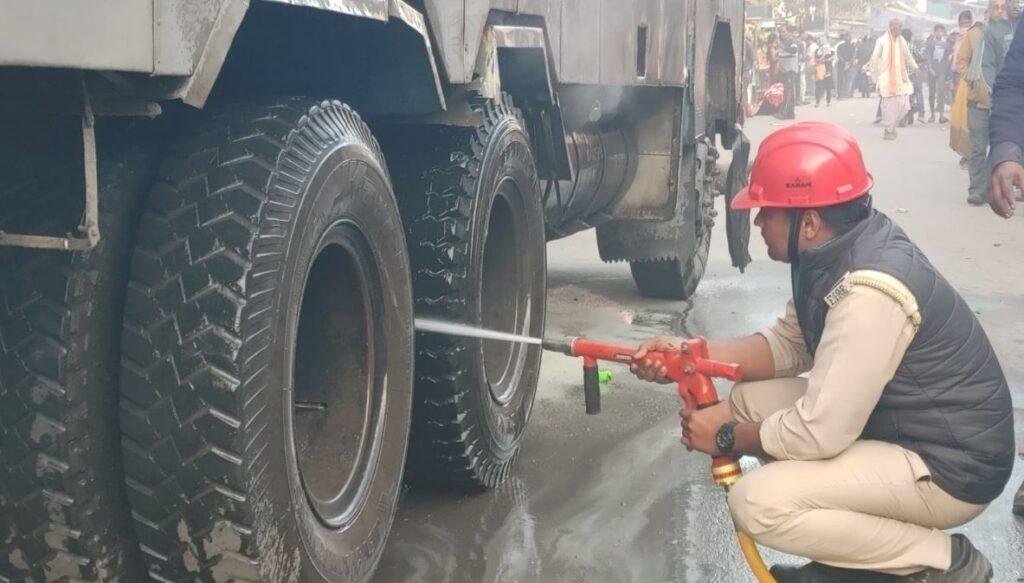 Hazaribagh : आग पर काबू पाने की कोशिश करती दमकल की टीम