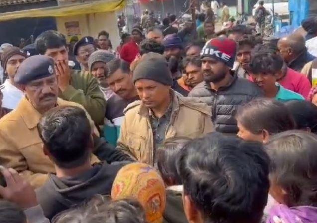 Lohardaga Firing : कुड़ू बस स्टैंड में दिनदहाड़े गोलीबारी से मचा हड़कंप, एक गंभीर... Lohardaga Firing : आक्रोशित लोगों को समझाती पुलिस