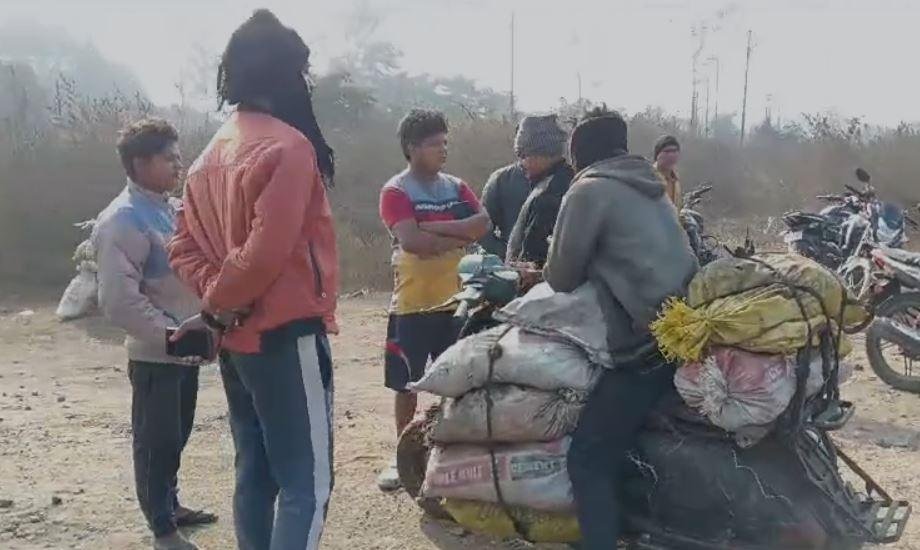 Dhanbad : अलकडीहा और जोरापोखर थाना क्षेत्र में धड़ल्ले से चल रहा अवैध कोयले की तस्करी, ग्रामीणो ने कर दिया..