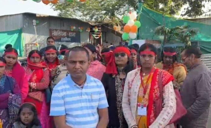 कूबगूब-min Hazaribagh : एसडीओ अशोक कुमार की गिरफ्तारी की मांग, थाने में महिलाओं ने माथे में लाल रिबन बांधकर किया प्रदर्शन...