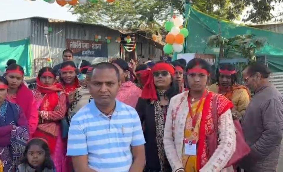 Hazaribagh : एसडीओ अशोक कुमार की गिरफ्तारी की मांग, थाने में महिलाओं ने माथे में लाल रिबन बांधकर किया प्रदर्शन...