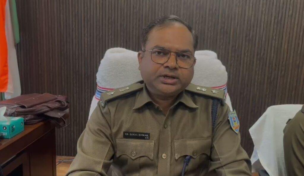 Giridih Crime : ऐसे पकड़े गए विजय यादव के हत्यारे, इन हथियारों के साथ... 3 22Scope News Giridih Crime : घटना की जानकारी देते एसपी