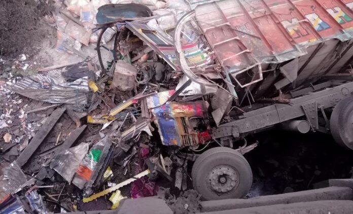 Hazaribagh : बुढ़ाना घाटी में सिमेंट लदा ट्रक पलटा, चालक की दर्दनाक मौत...