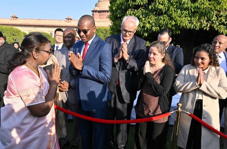 गणतंत्र दिवस पर राष्ट्रपति भवन में आयोजित समारोह में विदेशी मेहमानों संग राष्ट्रपति द्रौपदी मुर्मू । 