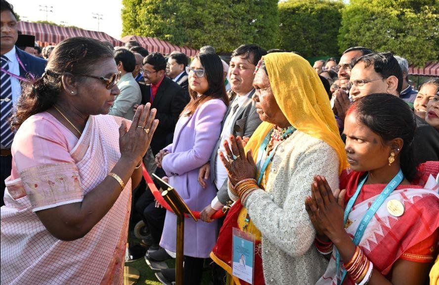 गणतंत्र दिवस पर राष्ट्रपति भवन में आयोजित समारोह में आदिवासी-जनजातीय अतिथियों का स्वागत करतीं राष्ट्रपति द्रौपदी मुर्मू