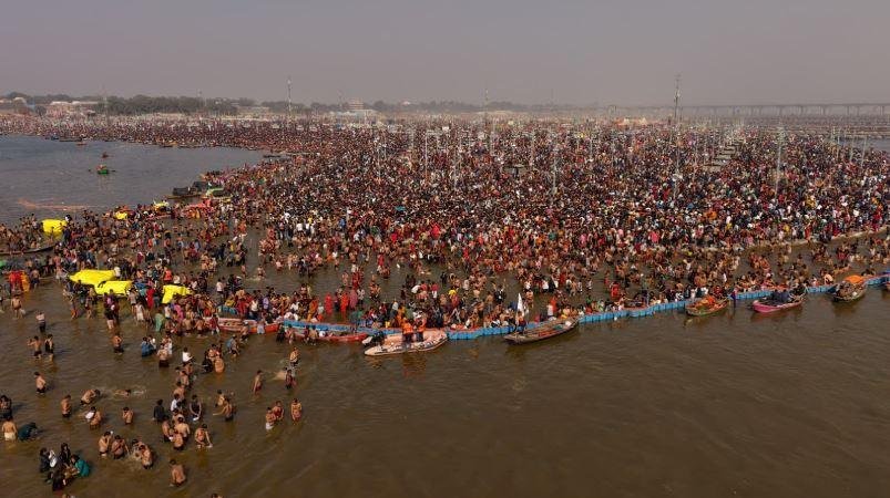महाकुंभ में संगम स्नान के लिए उमड़े श्रद्धालुओं की भारी भीड़ का विहंगम दृश्य।