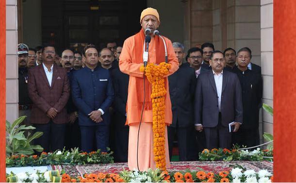 CM Yogi बोले - देश को एकता के सूत्र में बांधने में सफल रहा है संविधान लखनऊ में रविवार को अपने सरकारी आवास पर गणतंत्र दिवस कार्यक्रम को संबोधित करते सीएम योगी आदित्यनाथ।