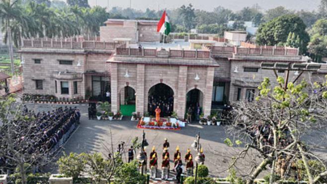 CM Yogi बोले - देश को एकता के सूत्र में बांधने में सफल रहा है संविधान यूपी में सीएम योगी के आवास पर गणतंत्र दिवस आयोजित कार्यक्रम का एरियल व्यू।