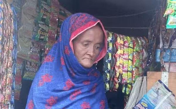लखनऊ सामूहिक हत्याकांड में गिरफ्तार अरशद के परिवार के बारे में जानकारी देती उसकी तलाकशुदा पत्नी की मां कासिमा