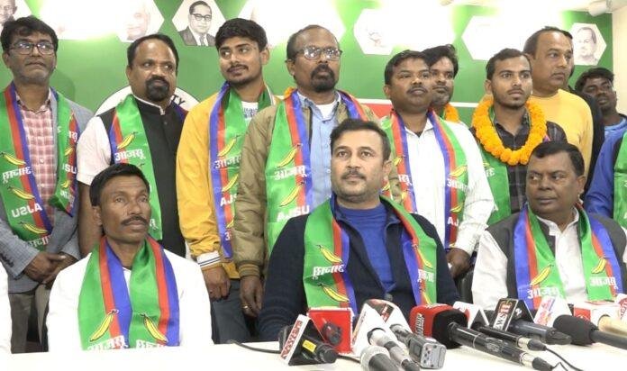 Jharkhand Politics : JLKM नेता दीपक महतो की आजसू में शामिल, आजसू सुप्रीमो सुदेश महतो ने दिलाई सदस्यता...