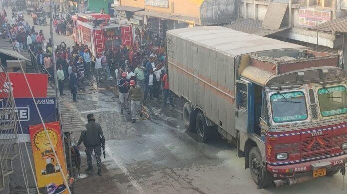 Hazaribagh : बारूद से भरी ट्रक के टायर में आग लगने से मची सनसनी...