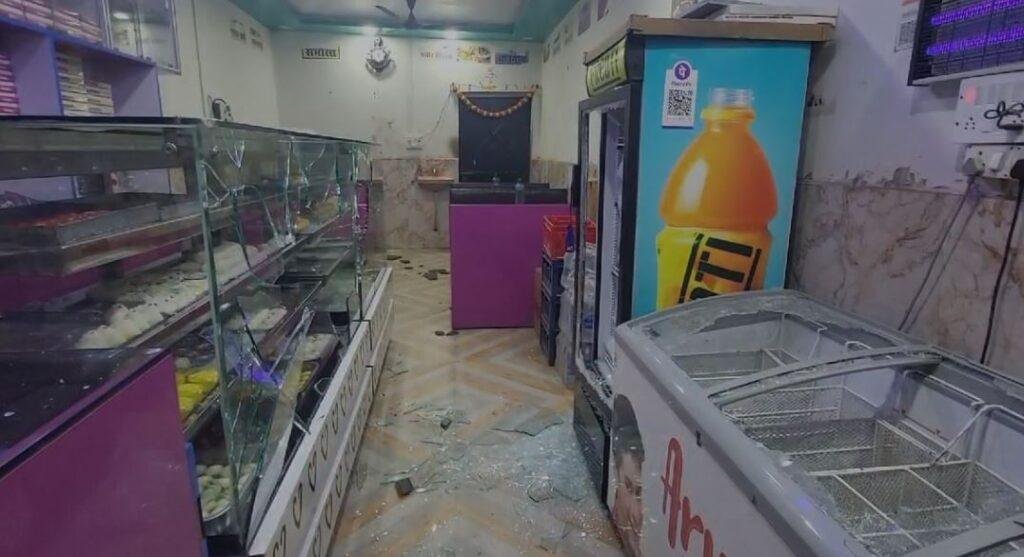 Hazaribagh : सनकी युवक ने मचायी तबाही, दो दुकानों में घुसकर तोड़फोड़ और मारपीट, 4 घायल... | 22Scope News Hazaribagh : तोड़फोड़ के बाद टूटा दुकान