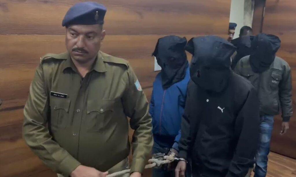Giridih Crime : आरोपियों को गिरफ्तार कर ले जाती पुलिस