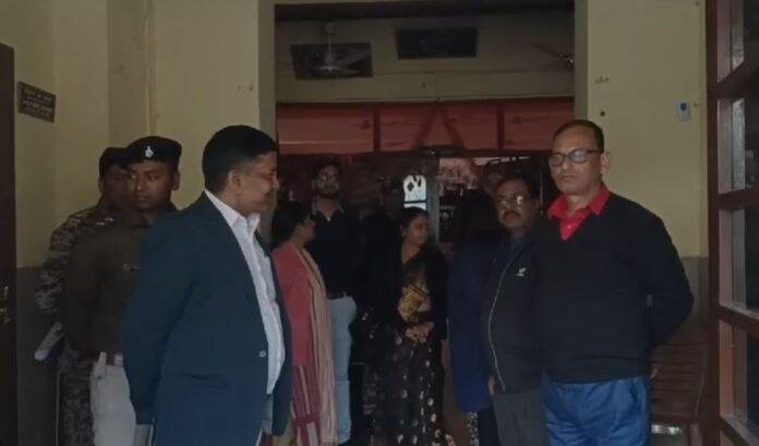 Dhanbad : छात्राओं के शर्ट उतरवाए और भेज दिया घर, स्कूल प्रबंधन पर गंभीर आरोप, जांच में जुटी टीम...