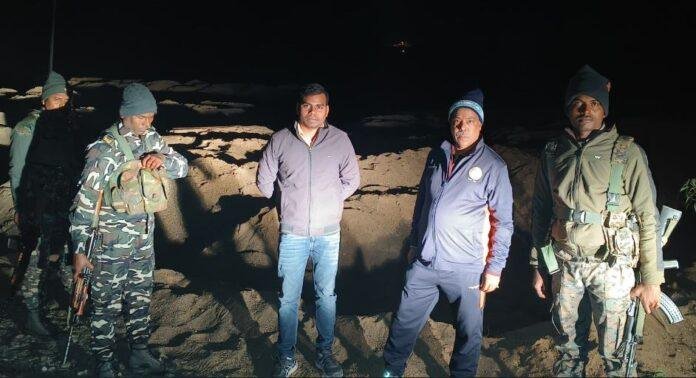 त45ी-min Gumla : अवैध खनन और भंडारण के विरुद्ध सघन छापेमारी...